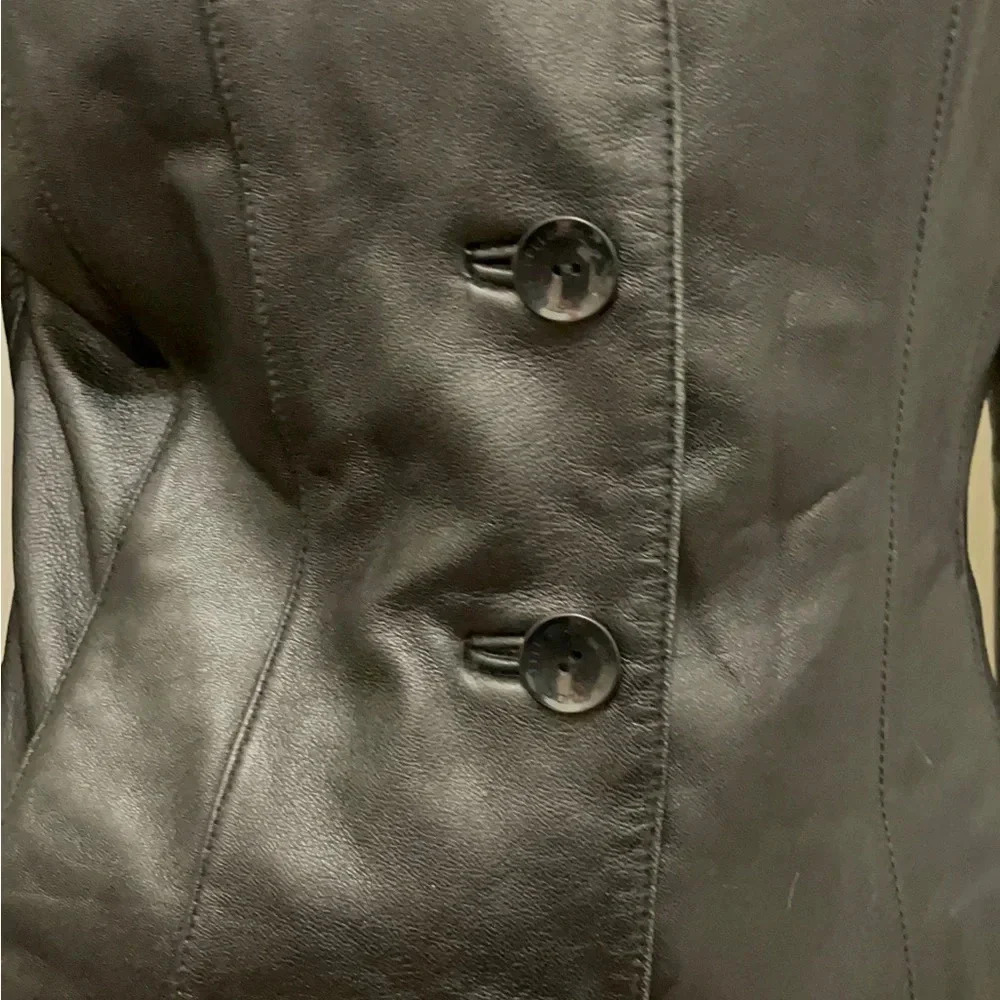 Wilson's leather 100% leather jacket is soft and shiny. Beautiful design - Picture 5 of 16